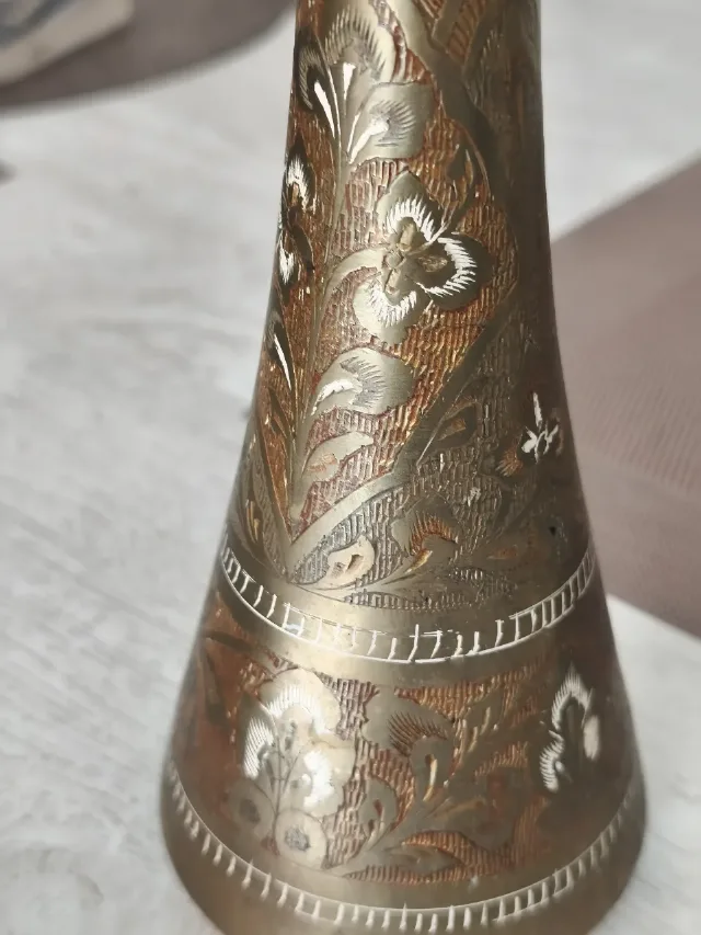 Vază vintage din alamă gravată manual, model floral deosebit – fotografia 3 din 7