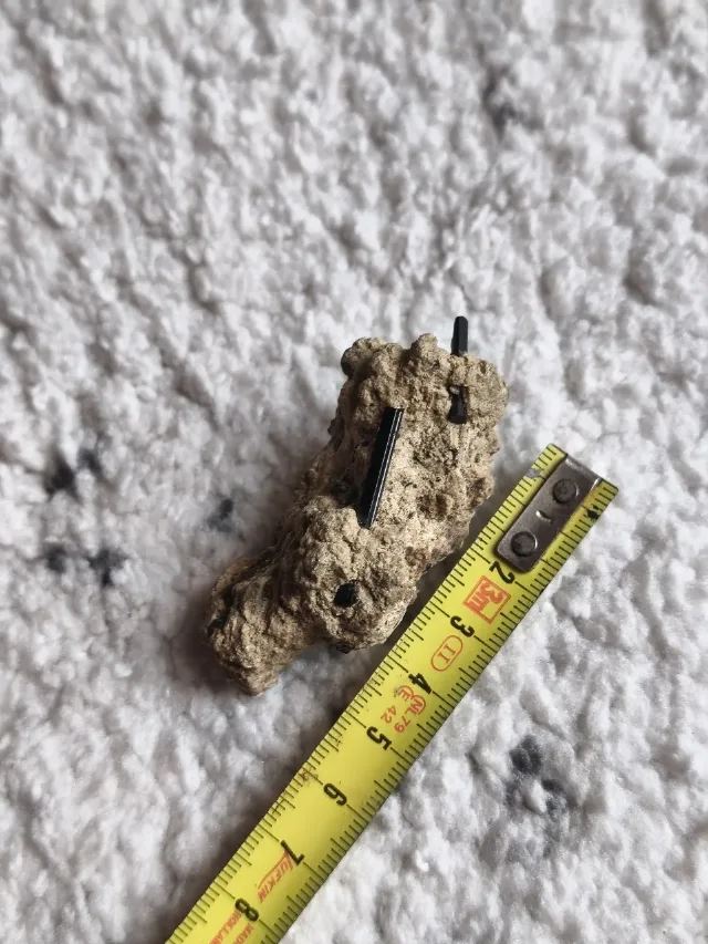 Eșantion Mineralogic Deosebit – Turmalină Neagră (Schorl) în Matrice Naturală – fotografia 4 din 8