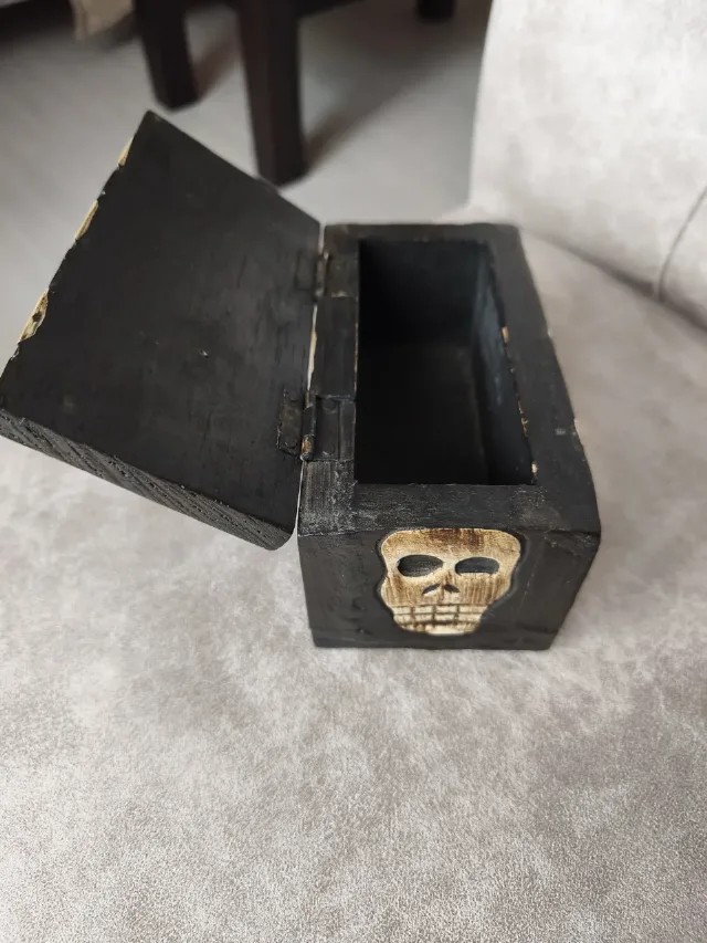 Cutie / Casetă decorativă din lemn sculptat, stil Gotic / Folk Art cu cranii – fotografia 6 din 8