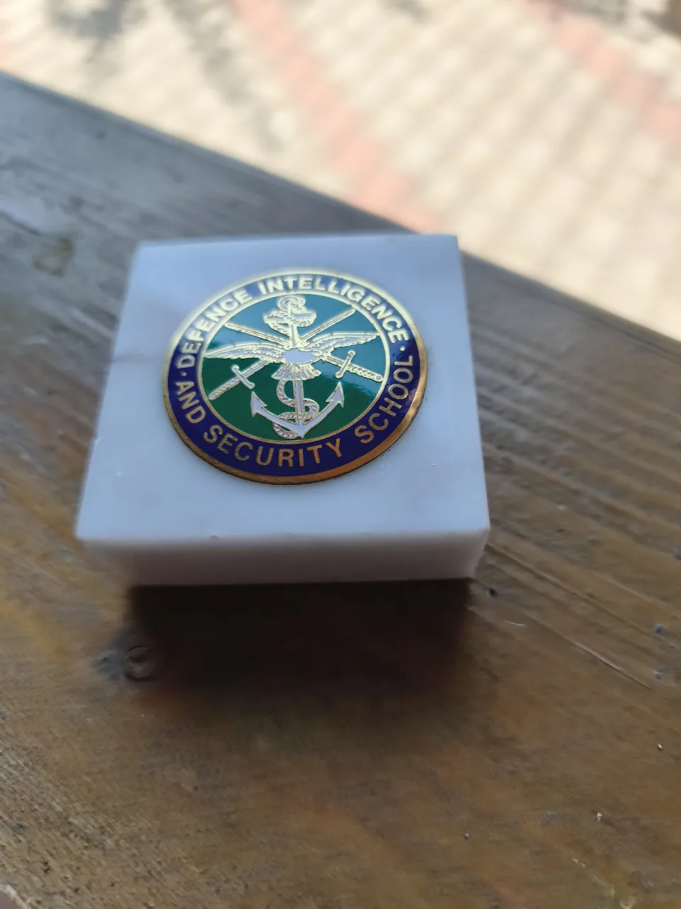 Prespapiu militar colecție - Marmură albă cu Emblema DISS (Marea Britanie) – Bistrița-Năsăud, Bistrița-Năsăud
