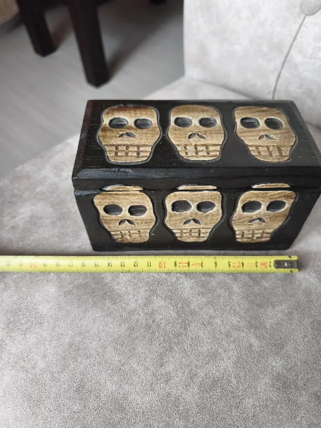 Cutie / Casetă decorativă din lemn sculptat, stil Gotic / Folk Art cu cranii – fotografia 2 din 8