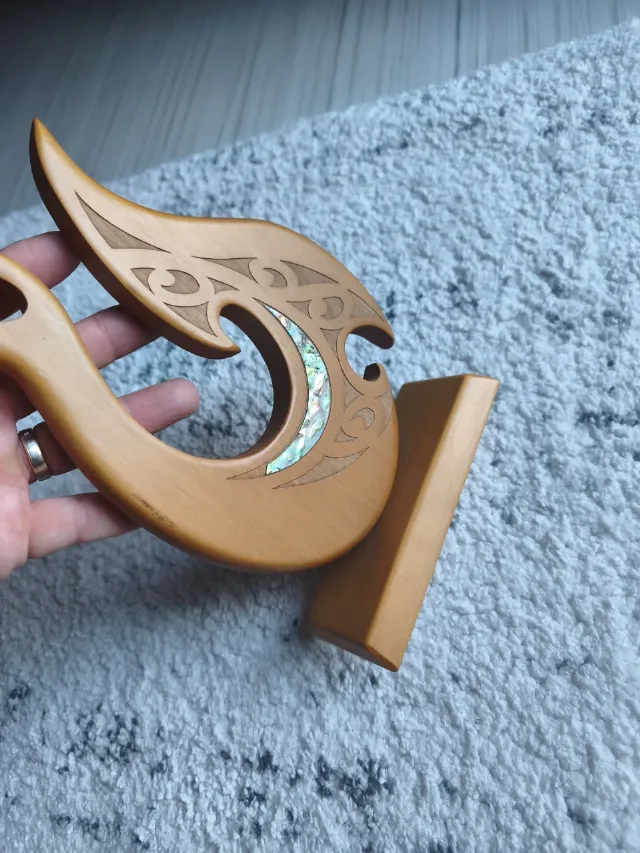 Statuetă Tradițională Maori „Hei Matau” (Cârlig de Pește) – Lemn și Scoică Pāua – fotografia 8 din 8
