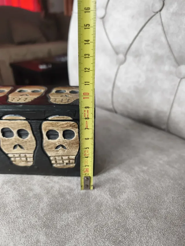 Cutie / Casetă decorativă din lemn sculptat, stil Gotic / Folk Art cu cranii – fotografia 3 din 8