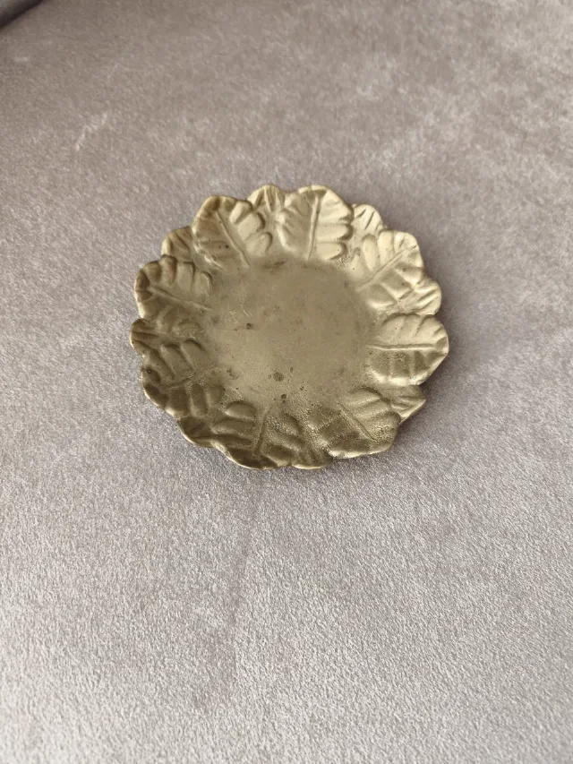 Farfurie / Tăviță decorativă vintage din alamă masivă – Model frunze în relief – fotografia 4 din 8
