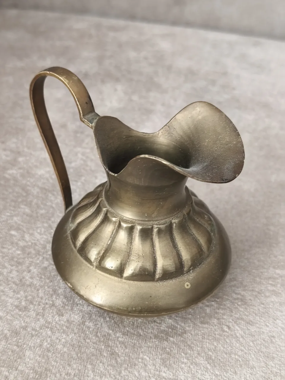 Mini-carafă / vază vintage din alamă masivă – model canelat, – Bistrița-Năsăud, Bistrița-Năsăud