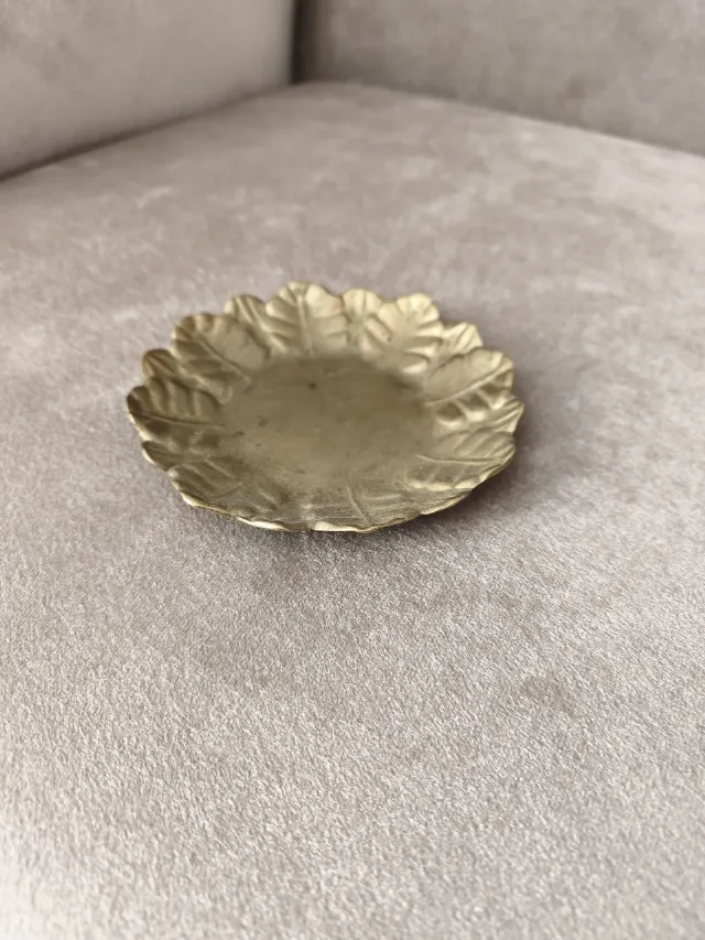Farfurie / Tăviță decorativă vintage din alamă masivă – Model frunze în relief – fotografia 8 din 8