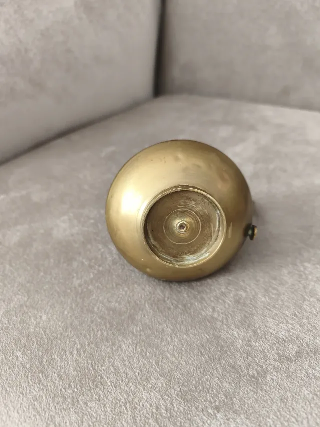 Mini-carafă / vază vintage din alamă masivă – model canelat, – fotografia 7 din 8