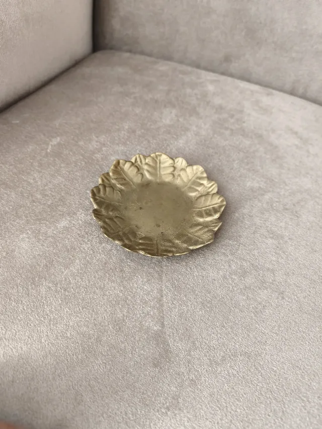 Farfurie / Tăviță decorativă vintage din alamă masivă – Model frunze în relief – fotografia 3 din 8