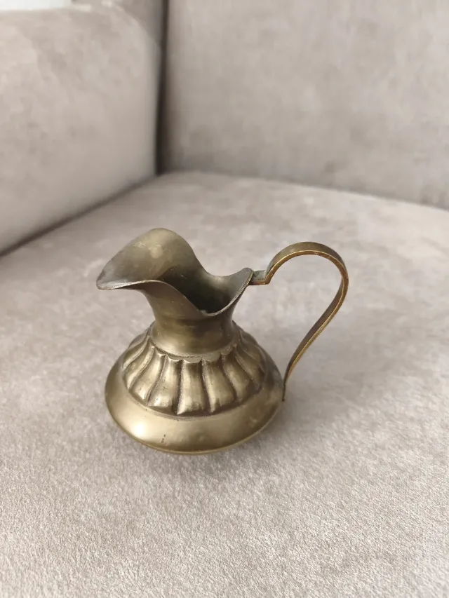 Mini-carafă / vază vintage din alamă masivă – model canelat, – fotografia 5 din 8