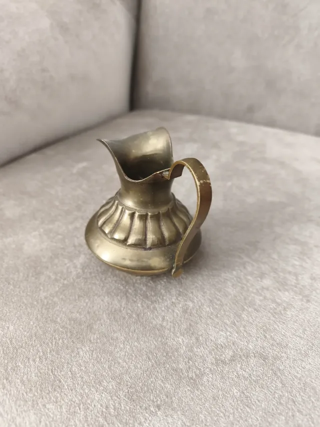 Mini-carafă / vază vintage din alamă masivă – model canelat, – fotografia 6 din 8