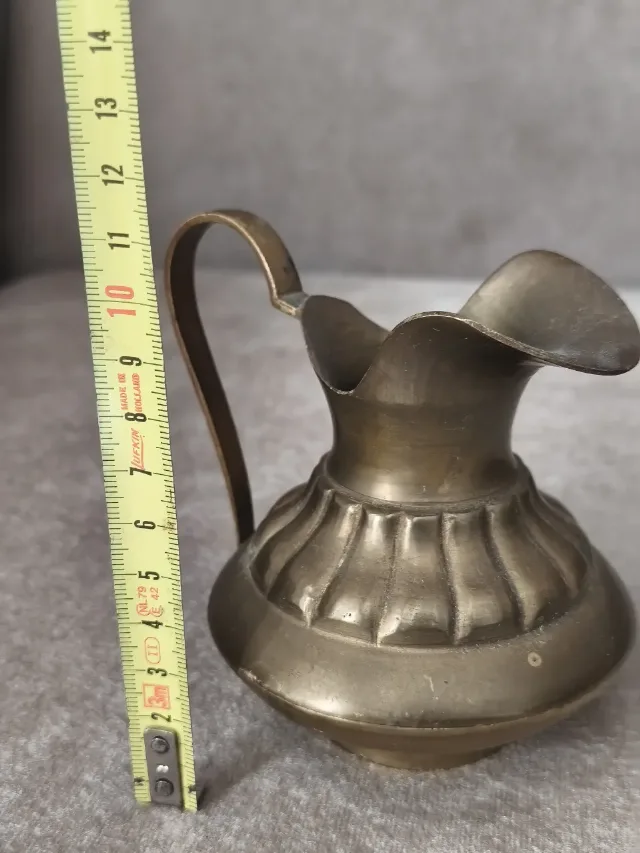 Mini-carafă / vază vintage din alamă masivă – model canelat, – fotografia 2 din 8