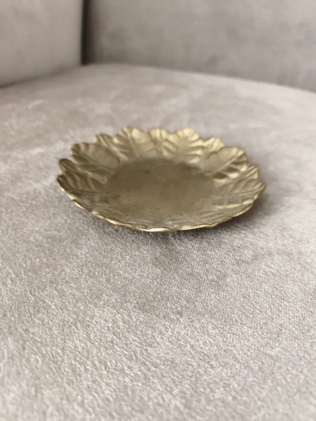 Farfurie / Tăviță decorativă vintage din alamă masivă – Model frunze în relief – fotografia 7 din 8