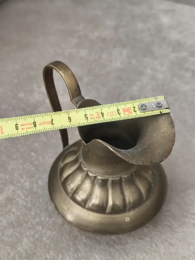 Mini-carafă / vază vintage din alamă masivă – model canelat, – fotografia 3 din 8