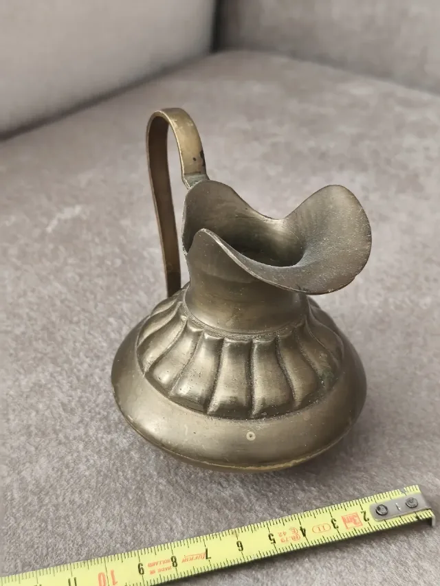 Mini-carafă / vază vintage din alamă masivă – model canelat, – fotografia 4 din 8