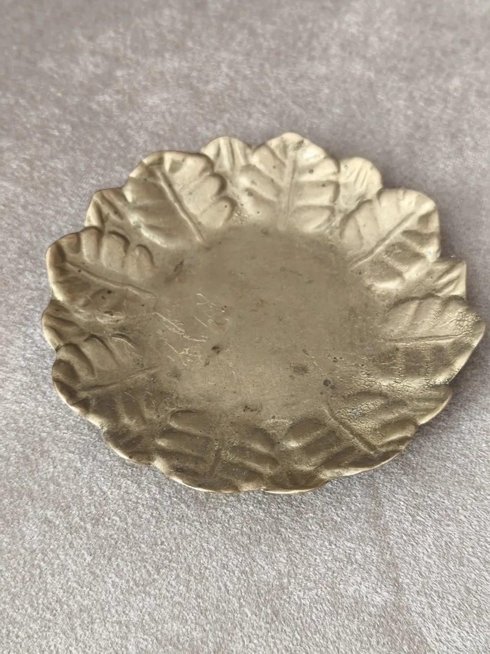 Farfurie / Tăviță decorativă vintage din alamă masivă – Model frunze în relief – Bistrița-Năsăud, Bistrița-Năsăud