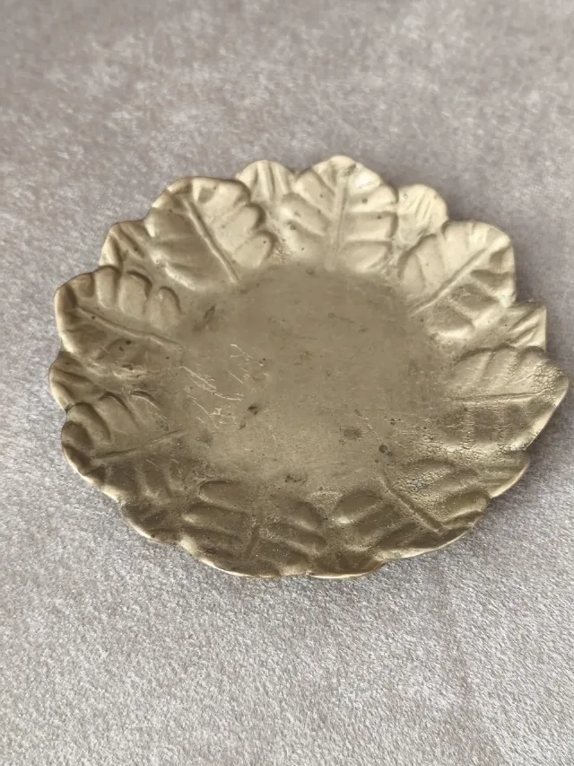 Farfurie / Tăviță decorativă vintage din alamă masivă – Model frunze în relief – fotografia 1 din 8