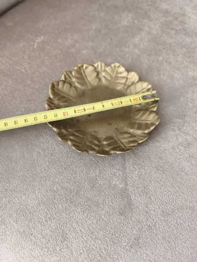 Farfurie / Tăviță decorativă vintage din alamă masivă – Model frunze în relief – fotografia 2 din 8