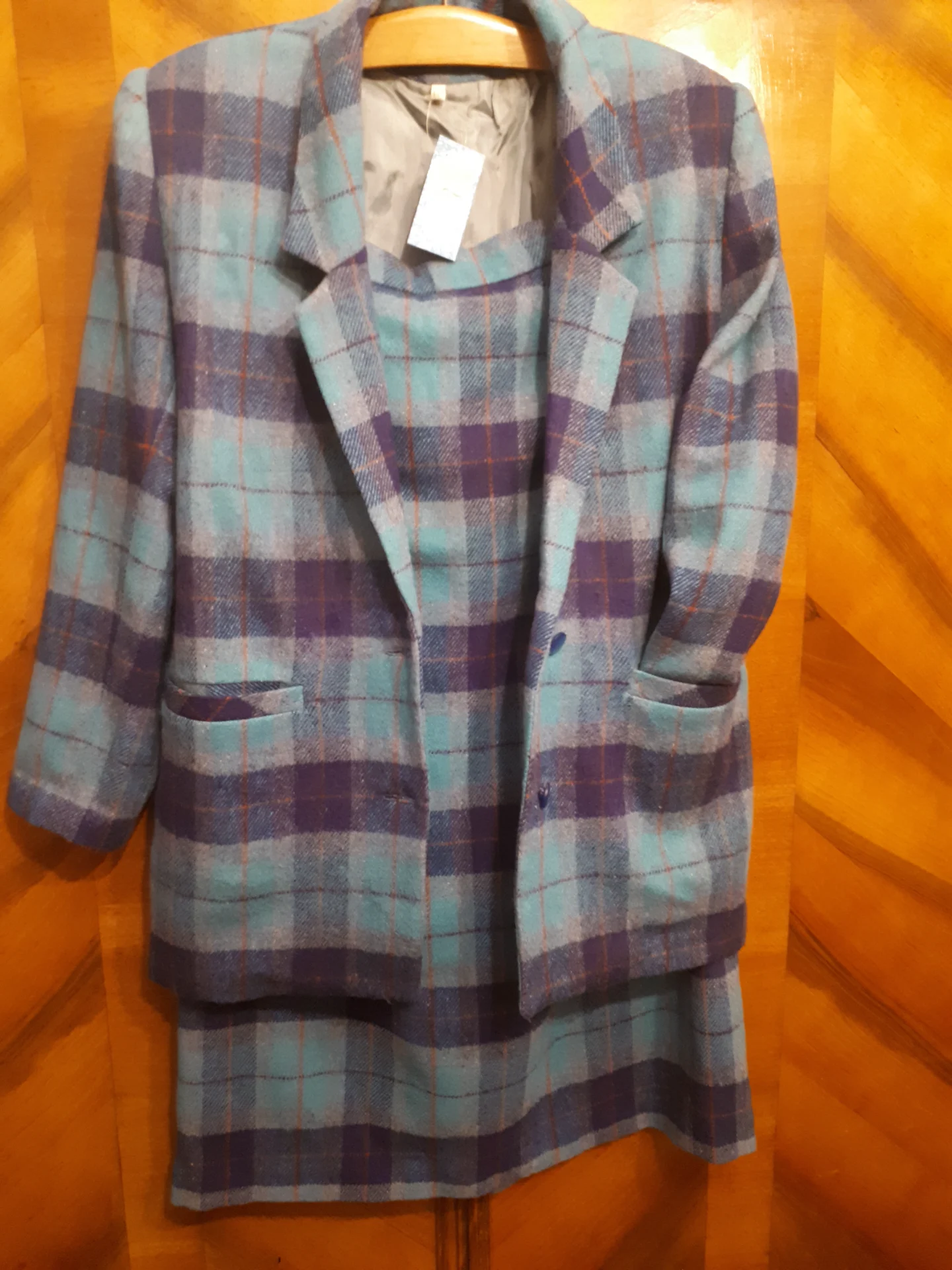 Costum de damă din stofă in carouri ,cu fusta   midi,nou,cu eticheta – Suceava, Suceava