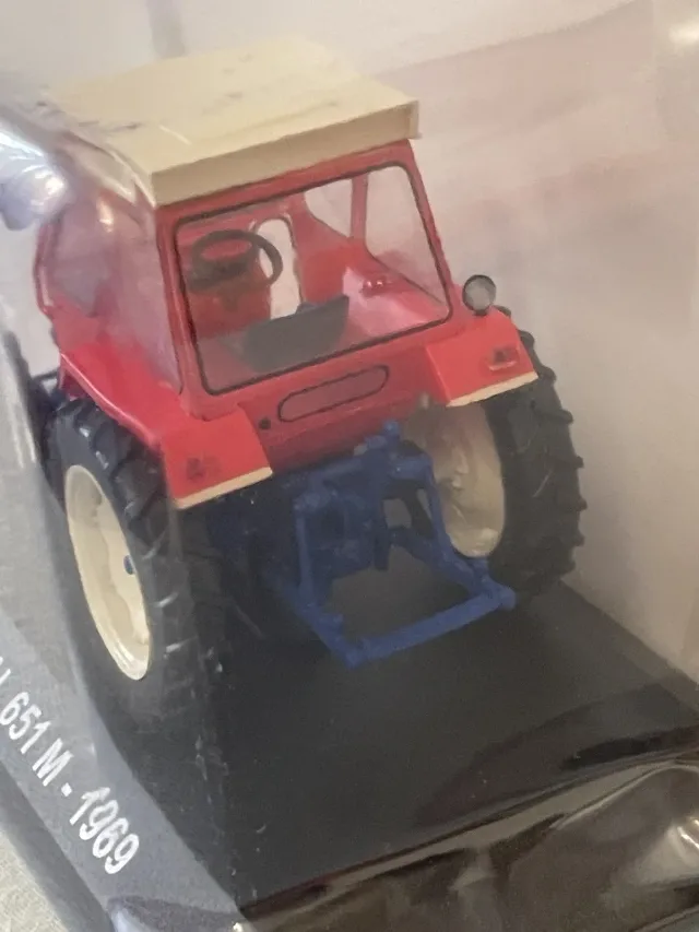 Machetă Tractor UTB 651M Hacette 1:43 – fotografia 5 din 5
