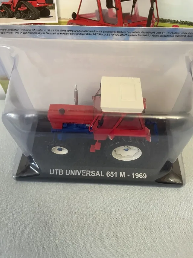 Machetă Tractor UTB 651M Hacette 1:43 – fotografia 3 din 5