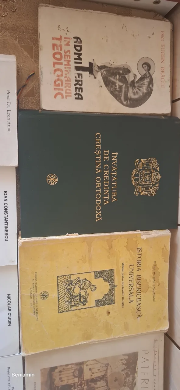 lot de cărți teologice – fotografia 2 din 3