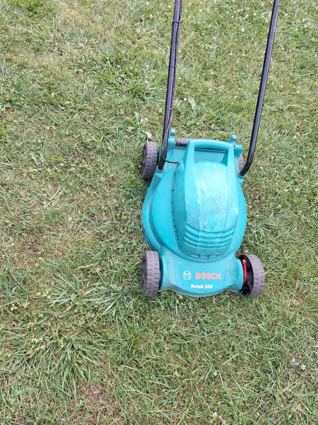 Masina electrica de tuns gazonul Bosch Rotak 320, 1200 W, 32 cm, folosita – fotografia 5 din 8