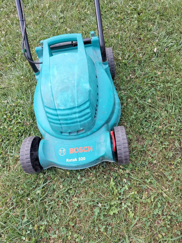 Masina electrica de tuns gazonul Bosch Rotak 320, 1200 W, 32 cm, folosita – fotografia 7 din 8
