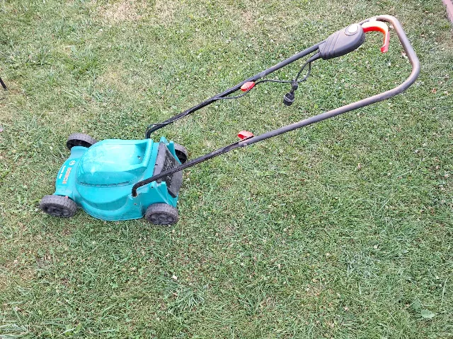 Masina electrica de tuns gazonul Bosch Rotak 320, 1200 W, 32 cm, folosita – fotografia 2 din 8