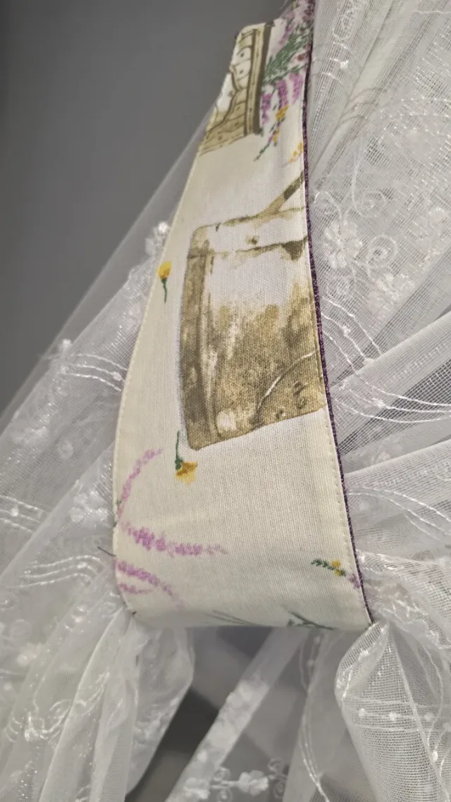 set complet de perdea și draperie pentru bucătărie, decorat în stil rustic având ca tematică lavanda și motivele florale. – fotografia 2 din 4