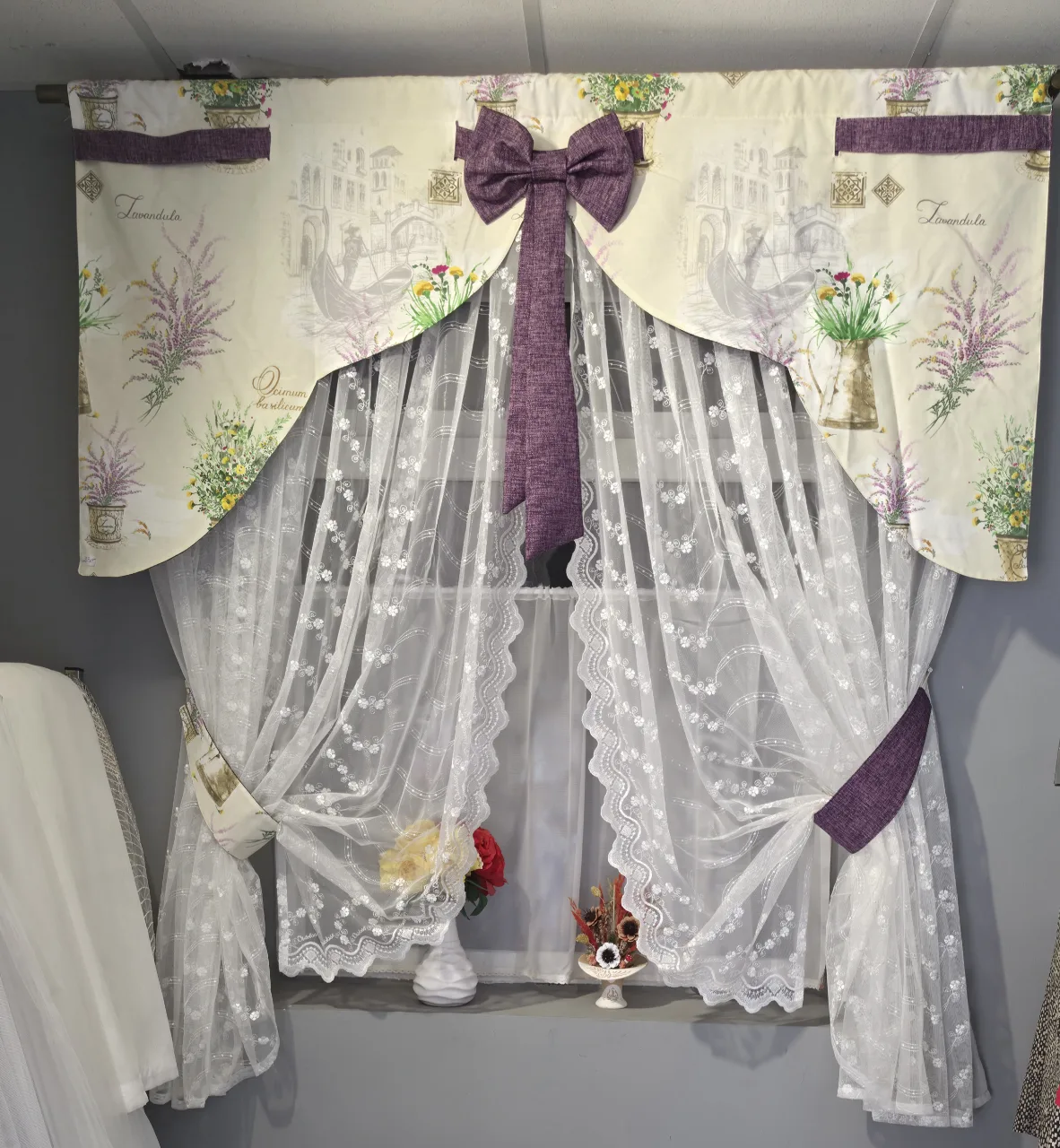 set complet de perdea și draperie pentru bucătărie, decorat în stil rustic având ca tematică lavanda și motivele florale. – Piatra-Neamt, Neamț