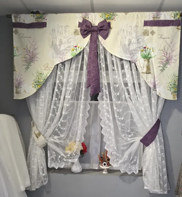 set complet de perdea și draperie pentru bucătărie, decorat în stil rustic având ca tematică lavanda și motivele florale. – fotografia 1 din 4