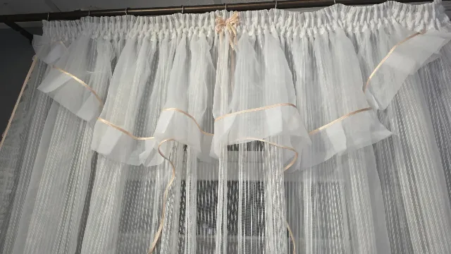 perdea elegantă, confecționată dintr-un material alb, transparent și fin, ideal pentru decorul ferestrelor. – fotografia 2 din 5