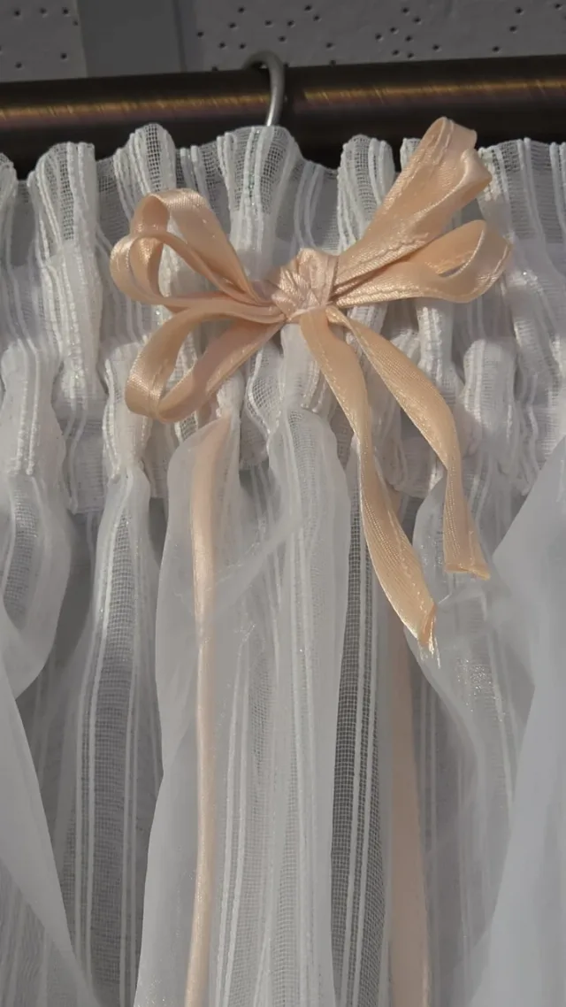 perdea elegantă, confecționată dintr-un material alb, transparent și fin, ideal pentru decorul ferestrelor. – fotografia 3 din 5