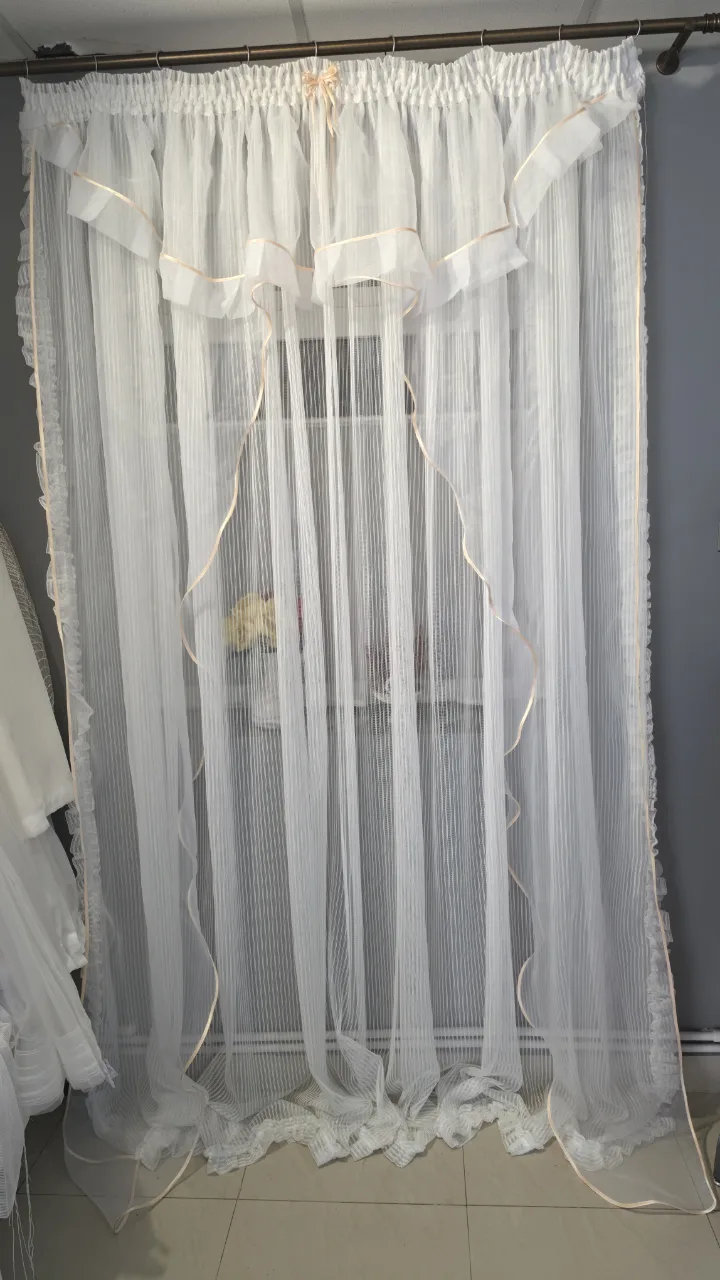 perdea elegantă, confecționată dintr-un material alb, transparent și fin, ideal pentru decorul ferestrelor. – Piatra-Neamt, Neamț