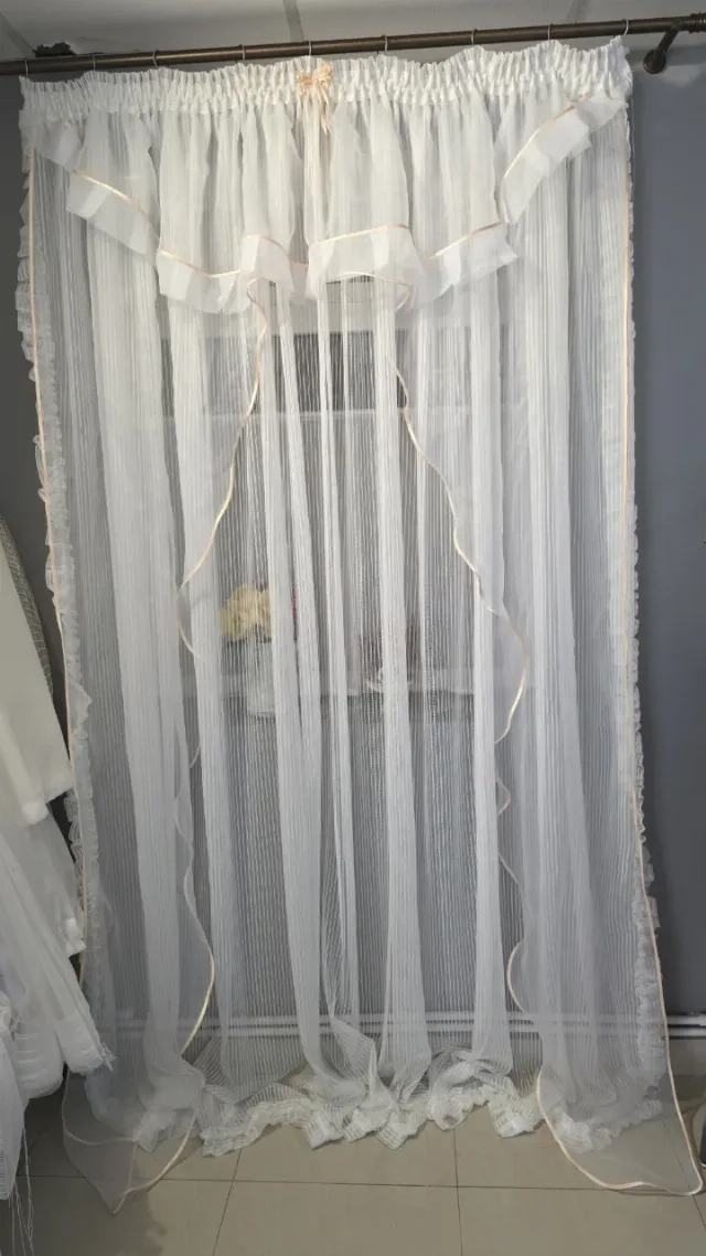perdea elegantă, confecționată dintr-un material alb, transparent și fin, ideal pentru decorul ferestrelor. – Piatra-Neamt, Neamț