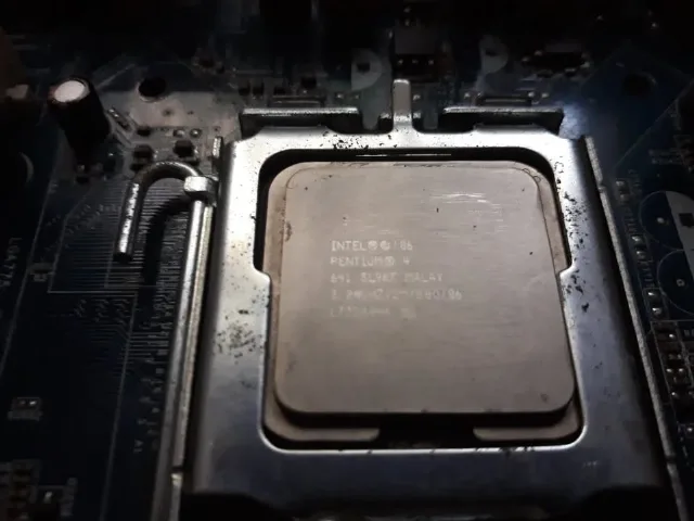 Kit PC Retro TESTAT Complet – Placă Hibrid ASRock, Pentium 4 3.2GHz, ASUS Radeon X550 – fotografia 3 din 7