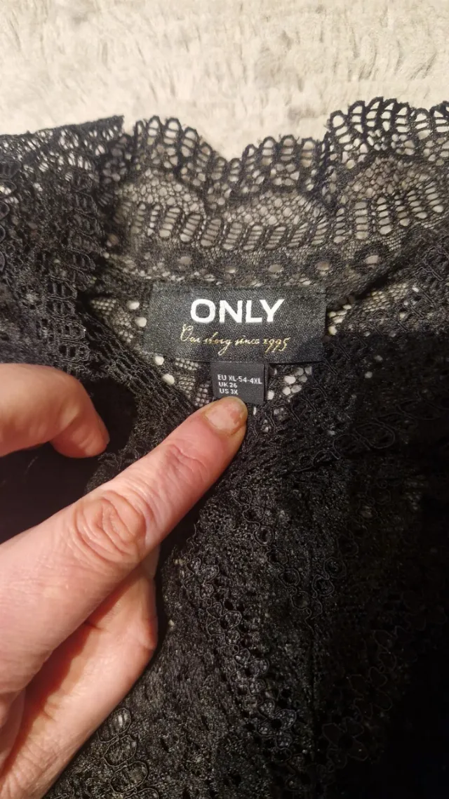 bluză neagră elegantă cu decolteu și manșete din dantelă, – fotografia 6 din 8