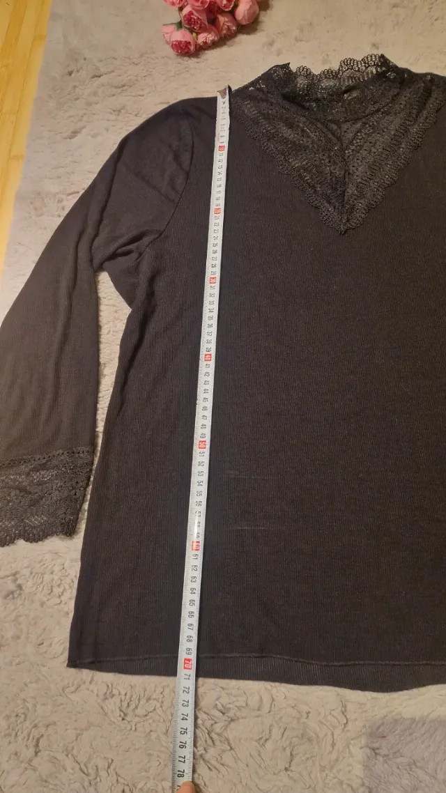 bluză neagră elegantă cu decolteu și manșete din dantelă, – fotografia 7 din 8