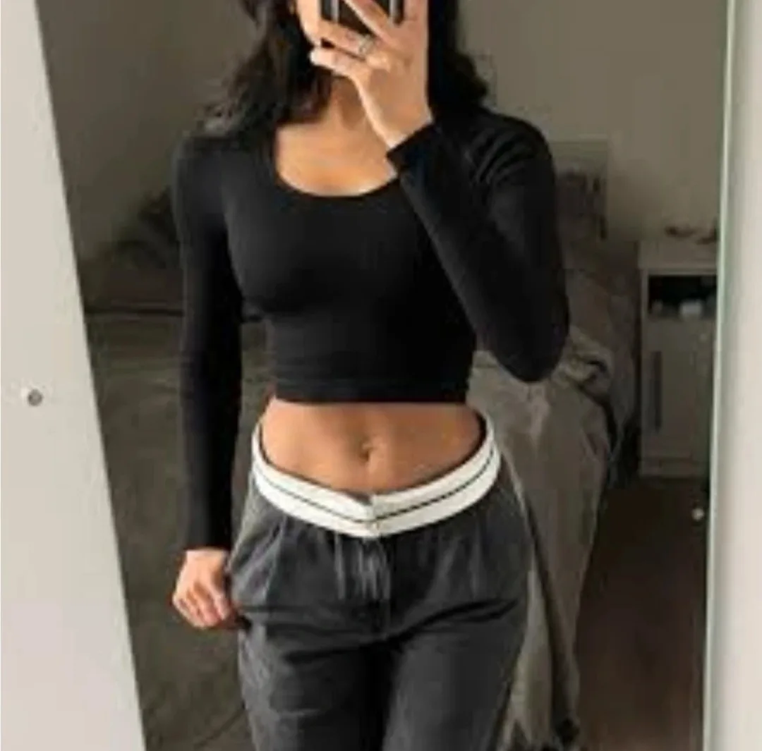 Crop top negru cu mânecă lungă, Primark – Sector 3, București