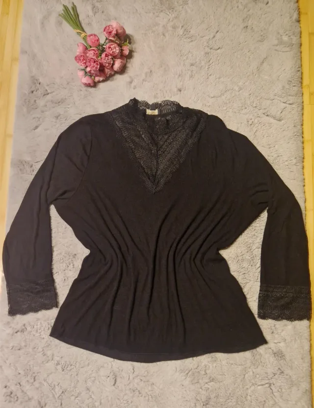 bluză neagră elegantă cu decolteu și manșete din dantelă, – fotografia 5 din 8