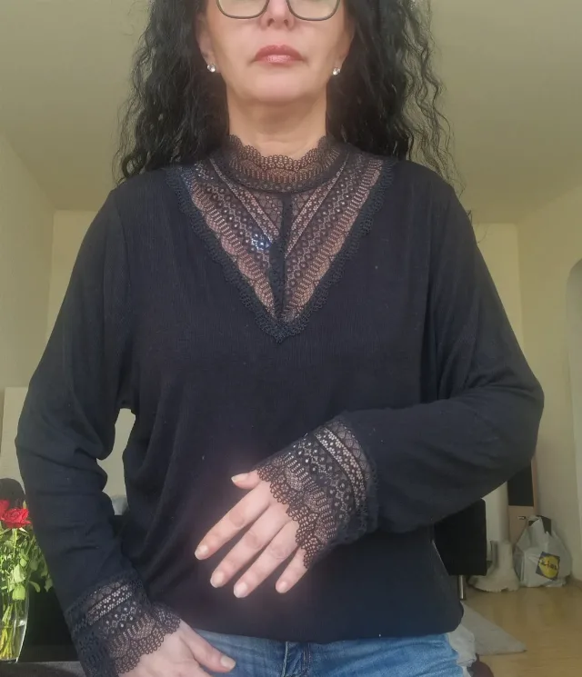 bluză neagră elegantă cu decolteu și manșete din dantelă, – fotografia 3 din 8