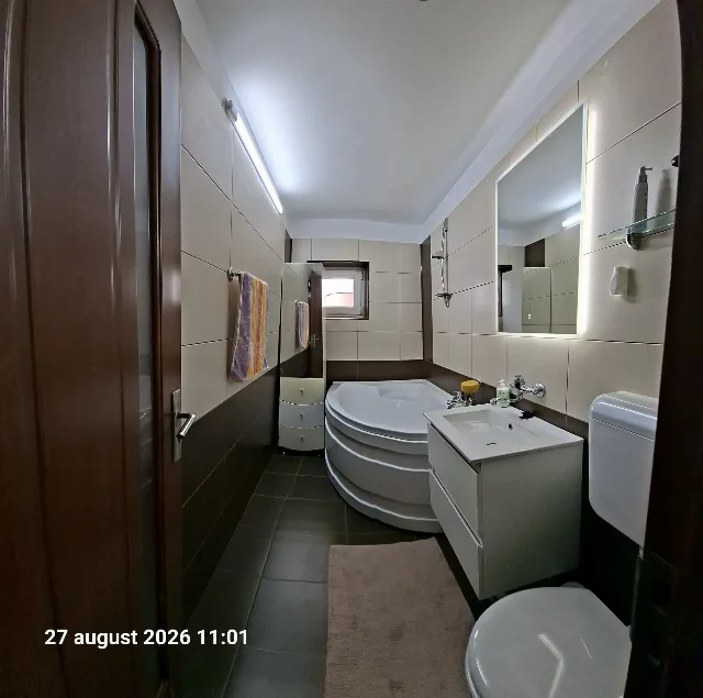 Închiriez apartament cu trei camere – fotografia 6 din 8