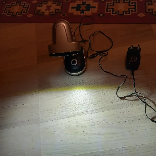 lanterna merge și la priza și la bateri luminează foarte tare – fotografia 2 din 2