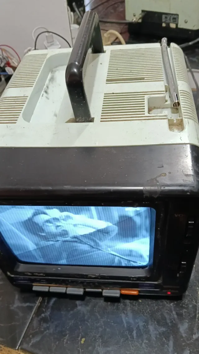 Tv-radio portabil alb negru cu tub – fotografia 6 din 8