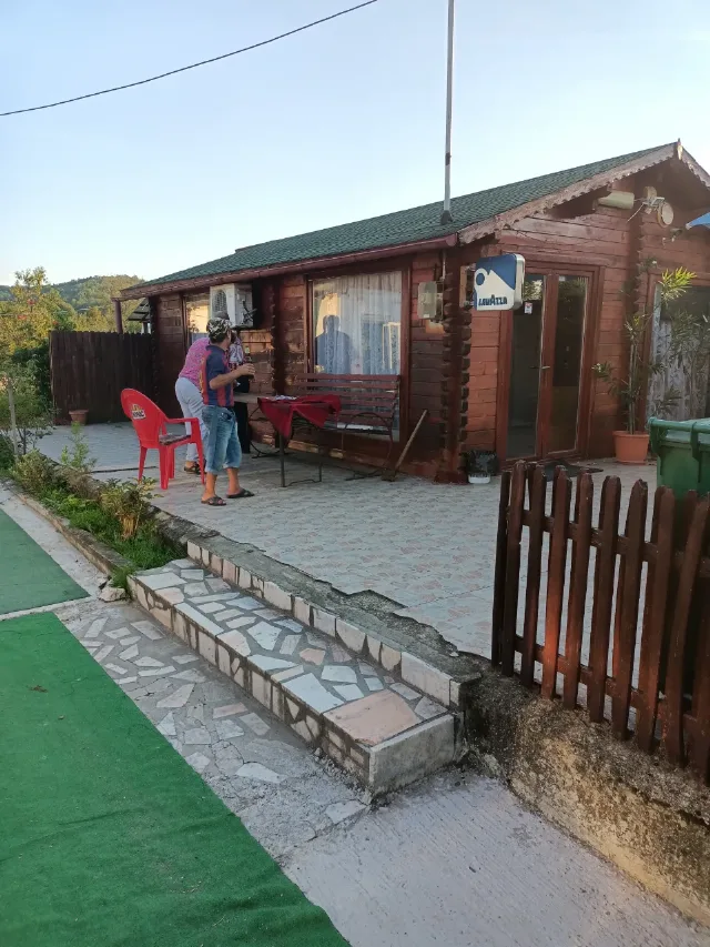 Cabana și casa la tara – fotografia 3 din 8