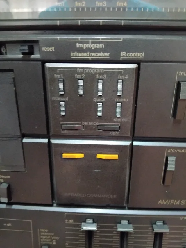 Combină muzicală cu pikap,casetofon și telecomandă – fotografia 3 din 4