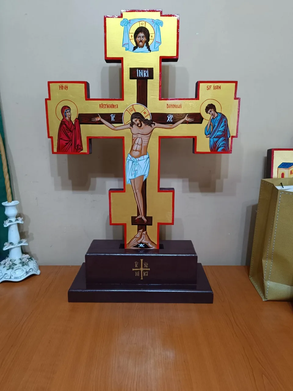 Cruce pictata cu stativ – fotografia 1 din 2
