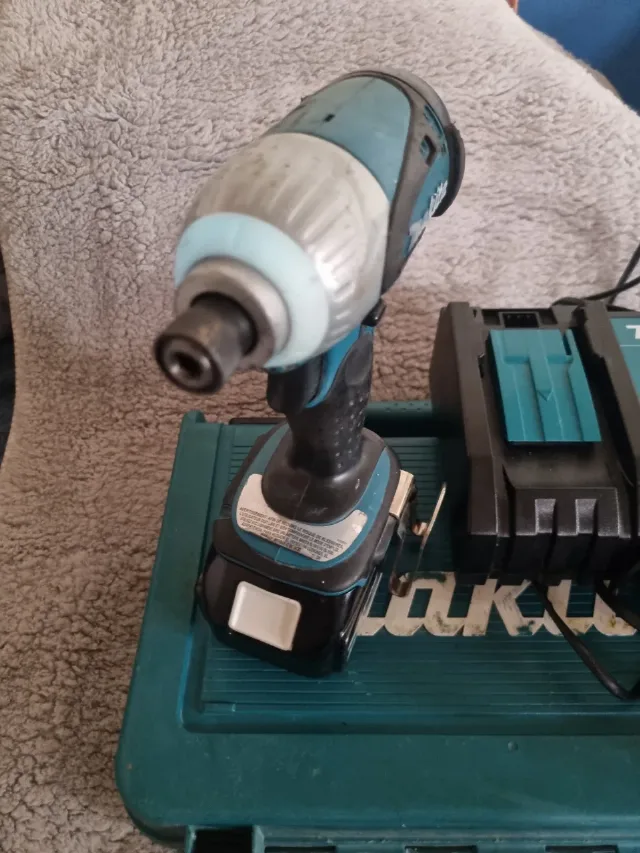 impact makita cu 2 baterii stație incarcare – fotografia 2 din 5