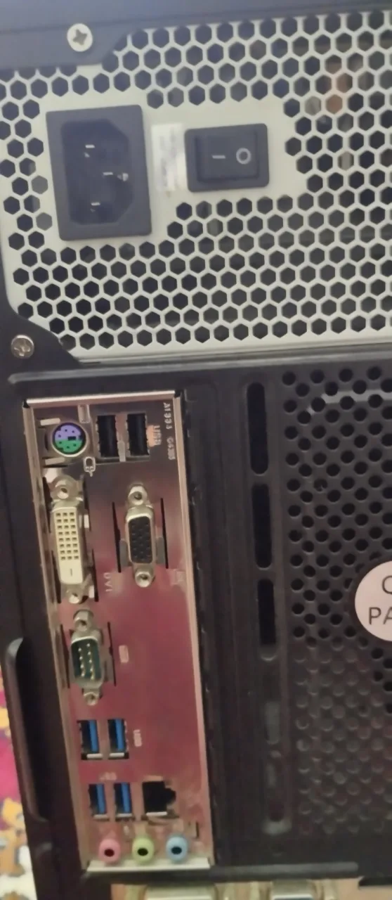 Vînd unitate PC cu Windows – fotografia 2 din 4