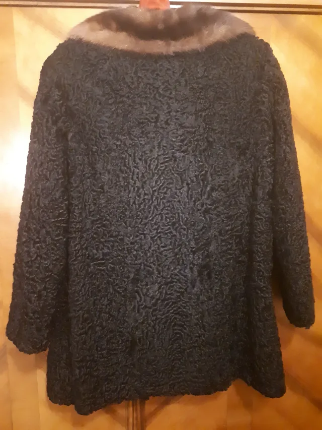 Haină de blană naturală neagra de astrahan cu gulerul de nurca maro – fotografia 2 din 4